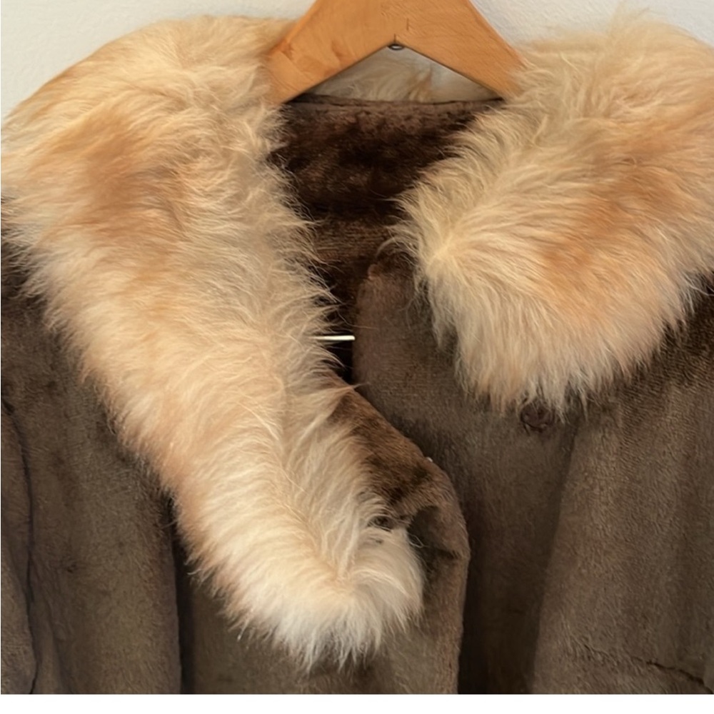 Wales of London Vintage Woman’s coat. Beautifully stylish from the 1960’s.